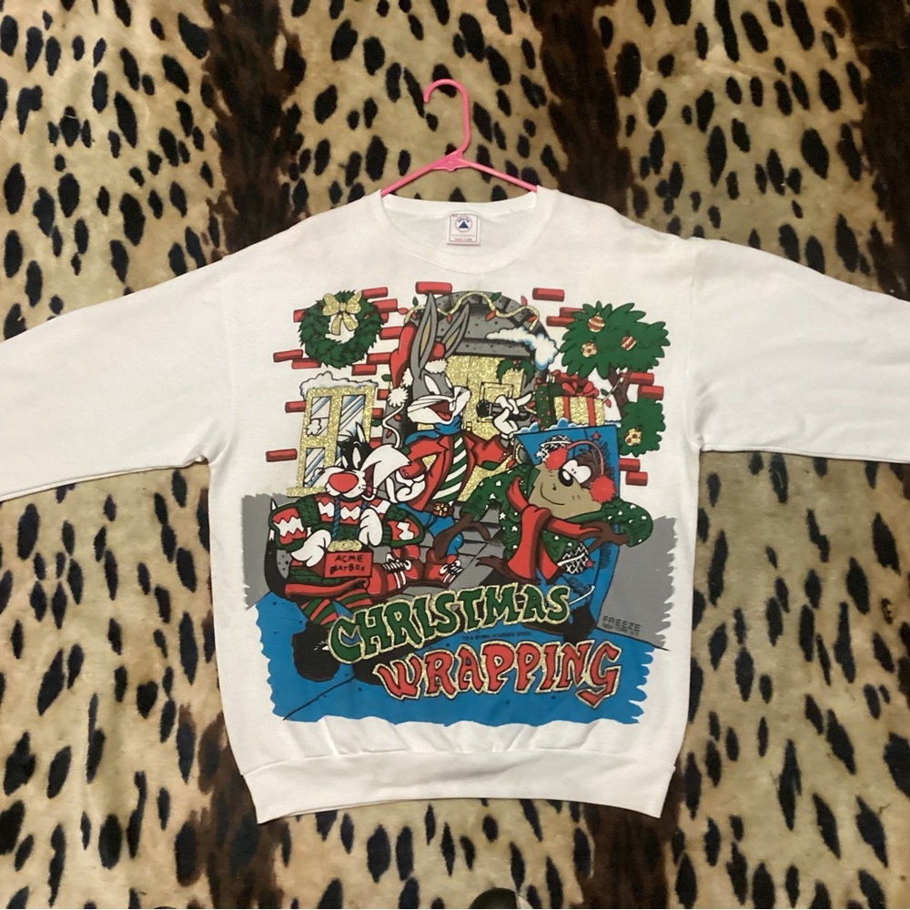 DELTA FIFTY FIFTY CHRISTMAS LOONEY TUNES SWEATER